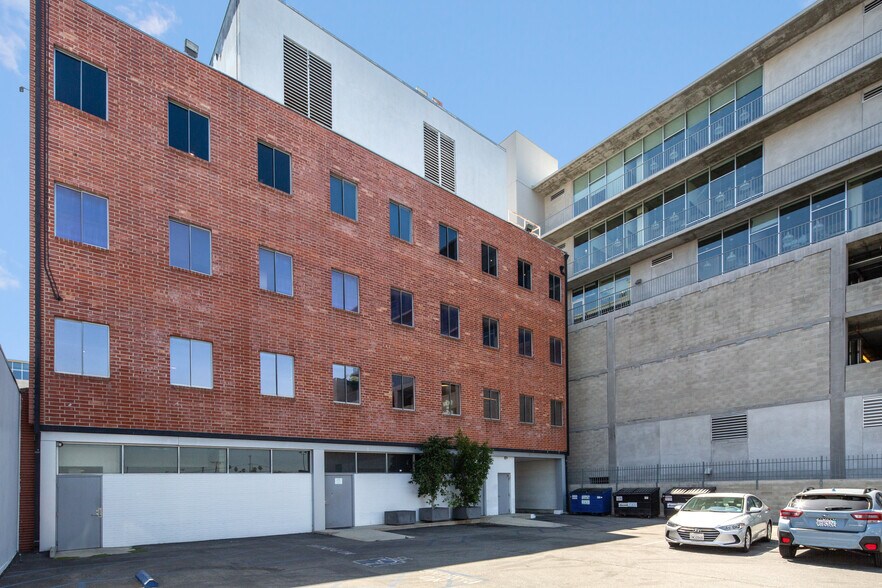 933 N La Brea Ave, Los Angeles, CA for lease - Building Photo - Image 2 of 4