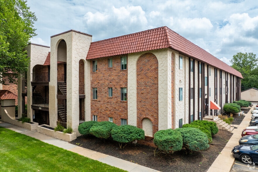 2303 Benson Gardens Blvd, Omaha, NE for sale - Primary Photo - Image 1 of 1