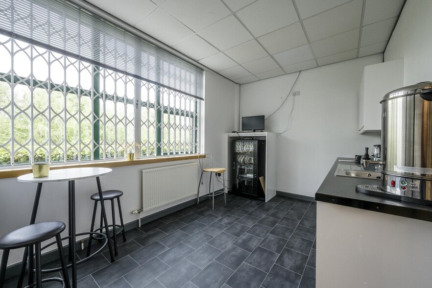 750-790 Mandarin Ct, Warrington for lease - Building Photo - Image 3 of 8