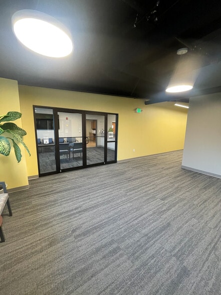 7400 Holabird Ave, Baltimore, MD for lease - Interior Photo - Image 2 of 8