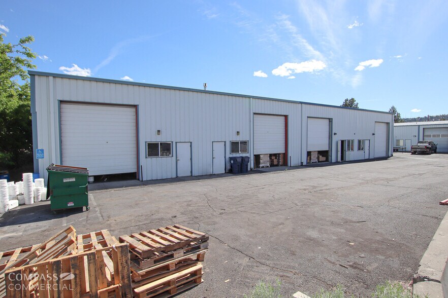 62980 Boyd Acres Rd, Bend, OR for lease - Building Photo - Image 3 of 24