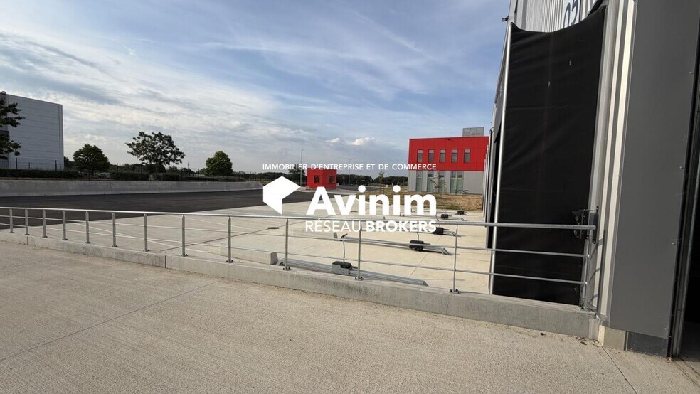 Industrial in Durtal for lease - Building Photo - Image 2 of 13