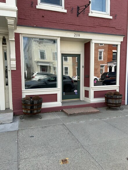 209 Warren St, Hudson, NY for sale - Building Photo - Image 1 of 1