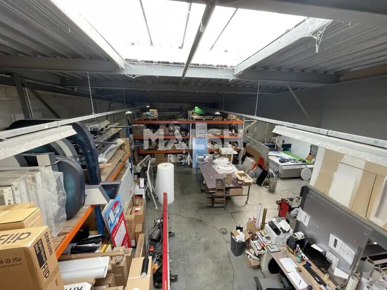 Office in Brignais for lease - Interior Photo - Image 2 of 7