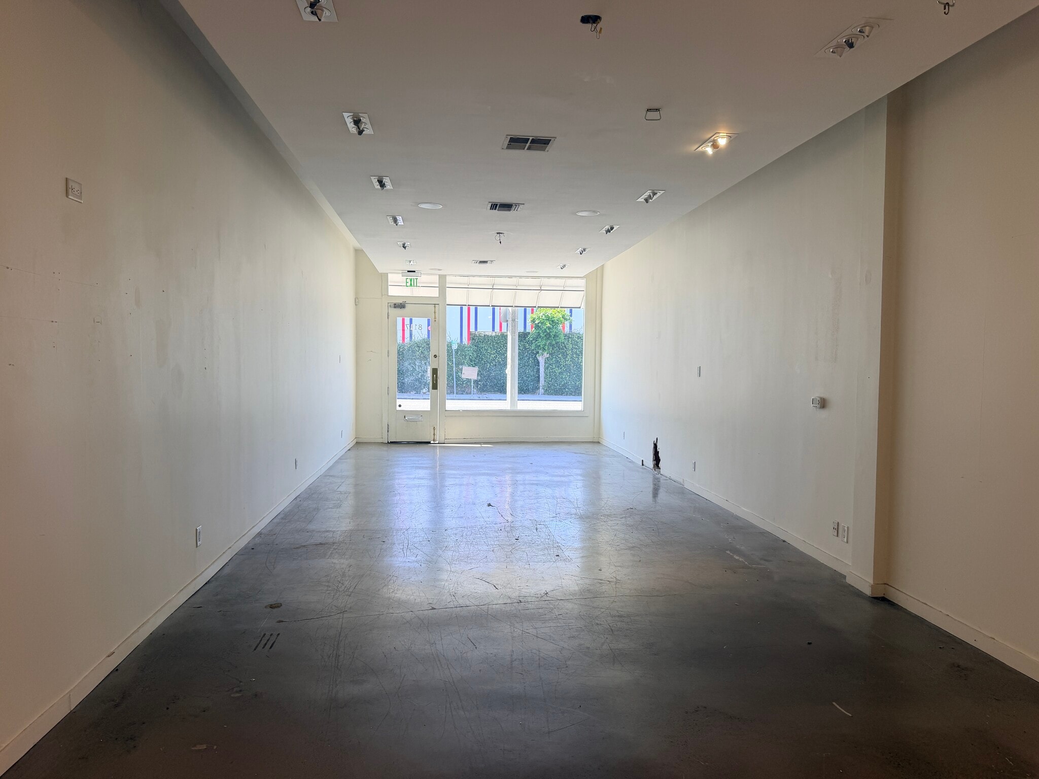 8117-8127 Melrose Ave, Los Angeles, CA for lease Interior Photo- Image 1 of 7