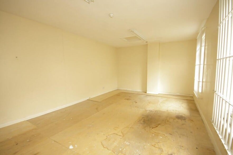 71 High St, Sheerness for lease - Building Photo - Image 2 of 4