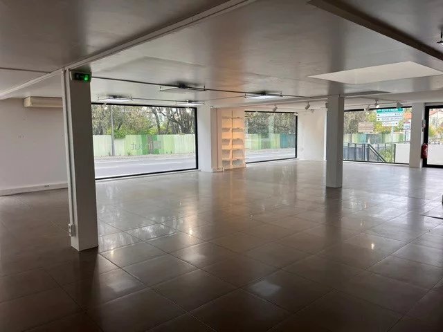 Retail in Antibes for lease - Interior Photo - Image 3 of 4