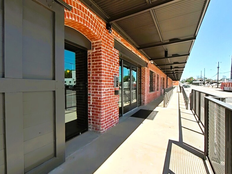 1305 E Houston St, San Antonio, TX for lease - Building Photo - Image 3 of 6