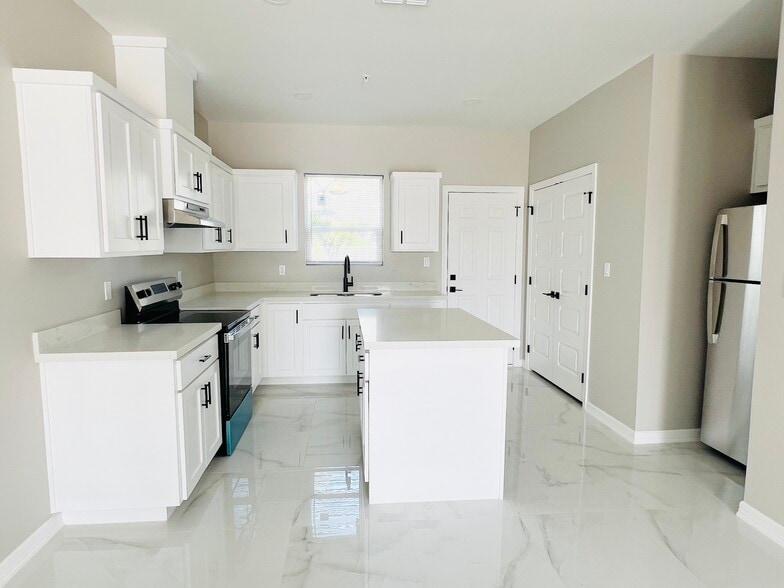 1300 Hummingbird Ct, Pharr, TX for sale - Interior Photo - Image 3 of 19