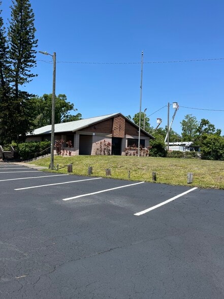 8406 N US Highway 301, Tampa, FL for lease - Building Photo - Image 2 of 9