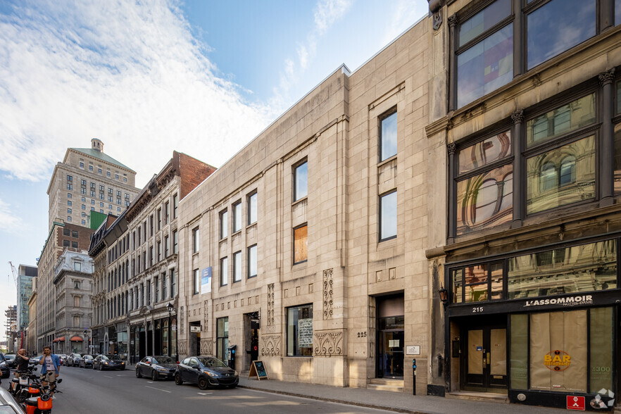 221-229 Rue Notre-Dame O, Montréal, QC for lease - Primary Photo - Image 2 of 3