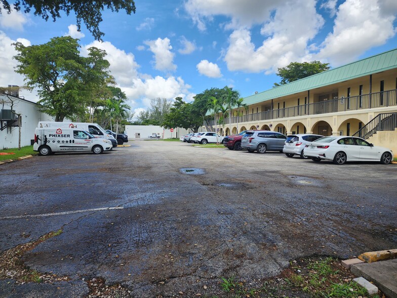 15271 NW 60th Ave, Miami Lakes, FL for lease - Building Photo - Image 3 of 19