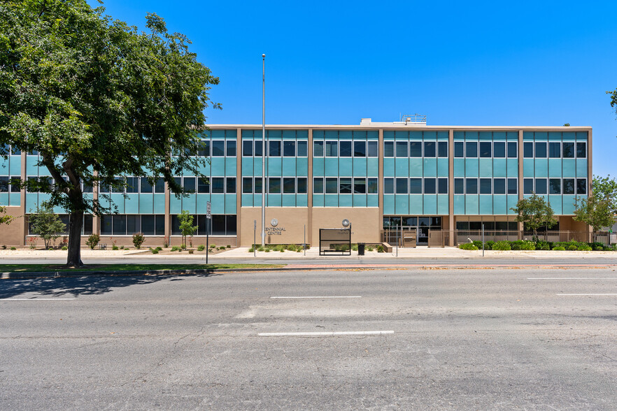 800 Truxtun Ave, Bakersfield, CA for sale - Building Photo - Image 2 of 4