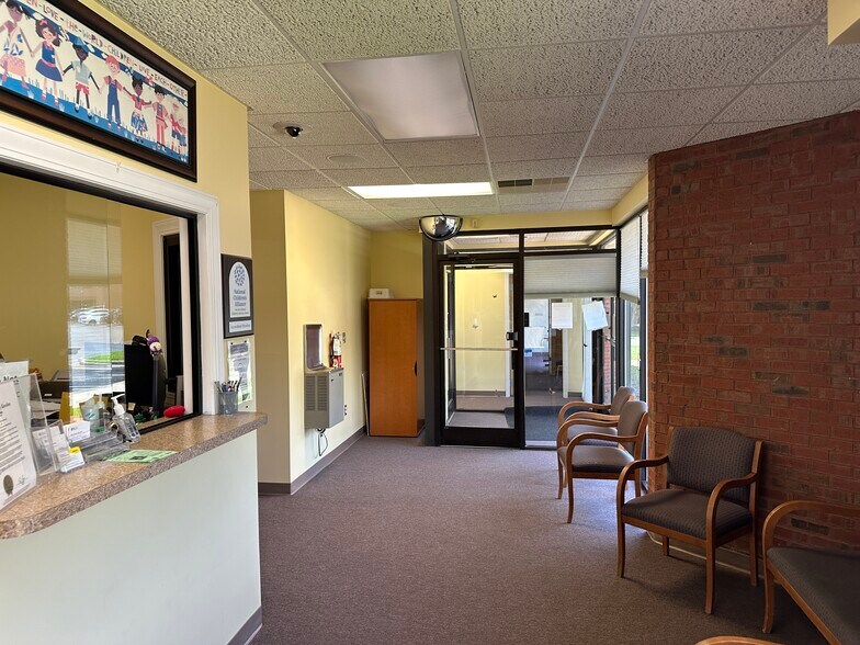 2303 Executive Cir, Greenville, NC for lease - Building Photo - Image 3 of 9