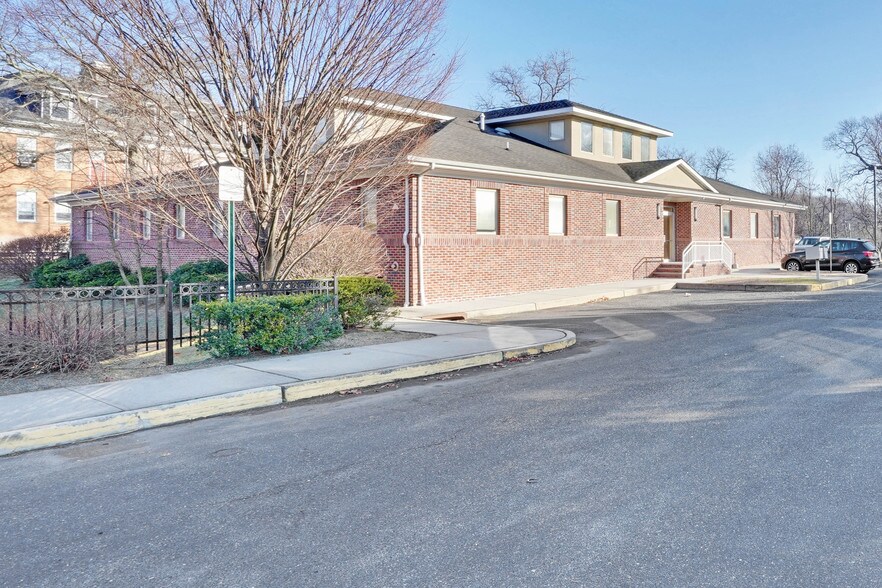 167 Monmouth Rd, Oakhurst, NJ 07755