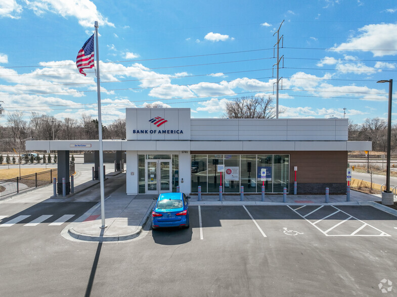 1761 County Road C, Roseville, MN for sale - Primary Photo - Image 1 of 6