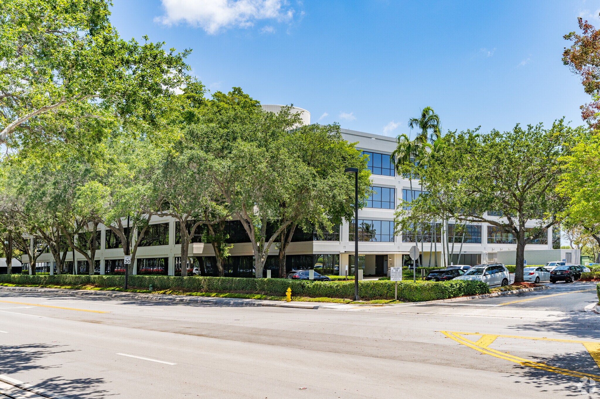 6100 Waterford District Dr, Miami, FL for lease Primary Photo- Image 1 of 7