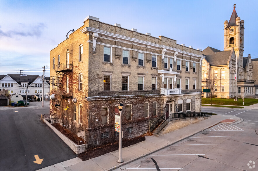 101 E Main St, Port Washington, WI for sale - Building Photo - Image 1 of 1