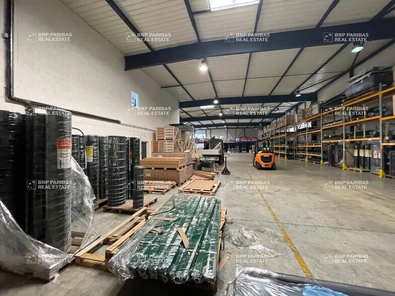 Flex in Montévrain for lease - Interior Photo - Image 3 of 9