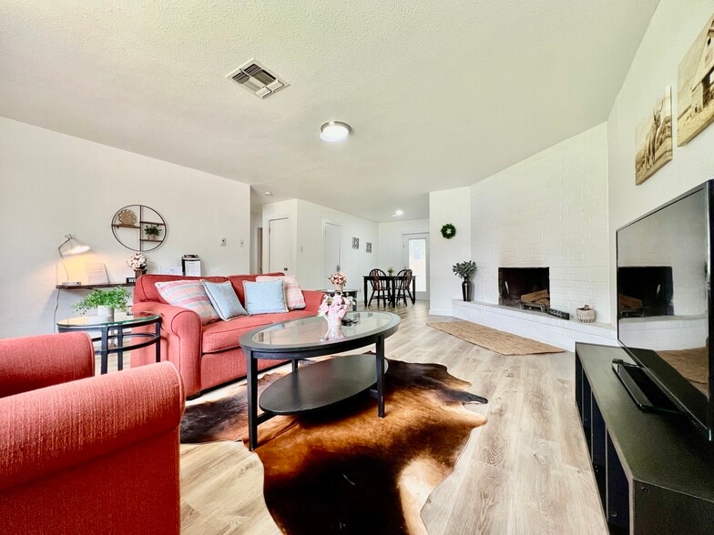 902 E Highway St, Fredericksburg, TX for sale - Interior Photo - Image 2 of 25