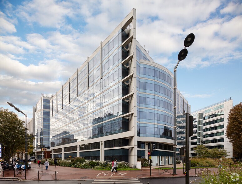 Office in Levallois-Perret for lease - Building Photo - Image 2 of 8