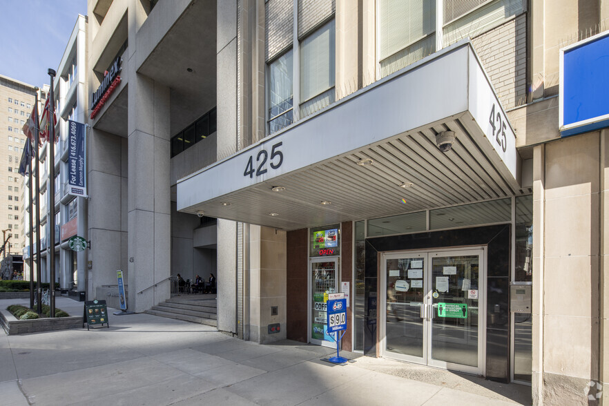 425 University Ave, Toronto, ON for lease - Building Photo - Image 3 of 3