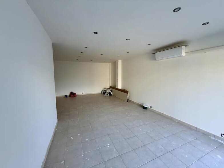 Retail in Puget-sur-Argens for lease - Interior Photo - Image 2 of 7
