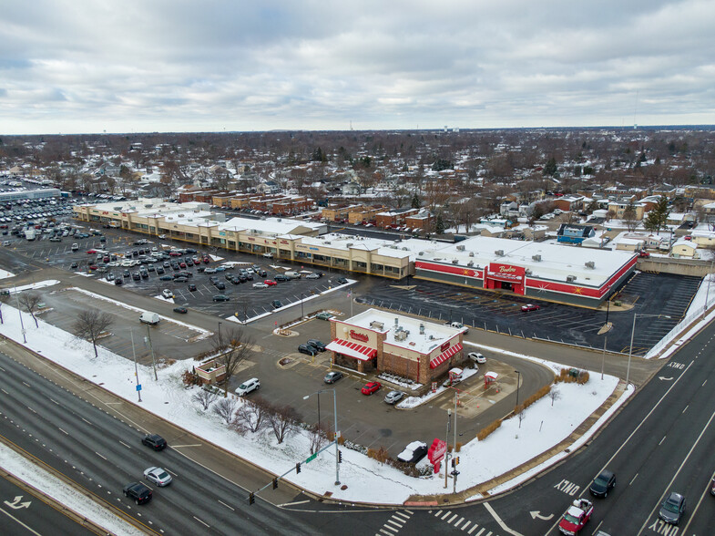 500-558 E North Ave, Glendale Heights, IL for lease - Building Photo - Image 1 of 13