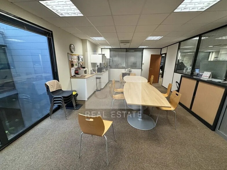 Office in Pusignan for lease - Interior Photo - Image 2 of 13