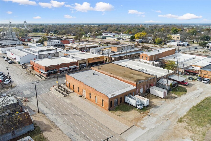 121 E Oak St, West, TX for sale - Primary Photo - Image 1 of 25