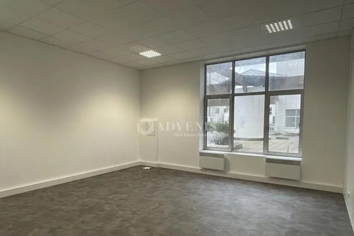 Office in Garges-lès-Gonesse for lease Interior Photo- Image 1 of 5