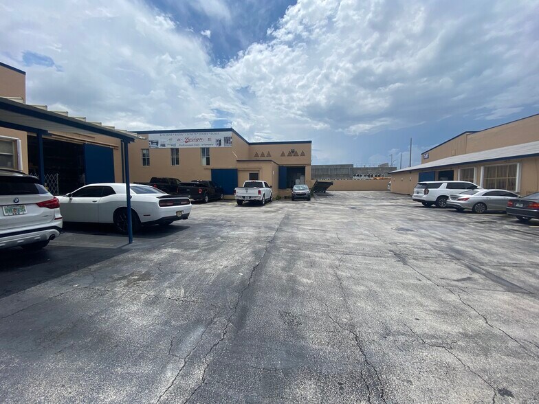 2720 W 3rd ct, Hialeah, FL for lease - Primary Photo - Image 1 of 16