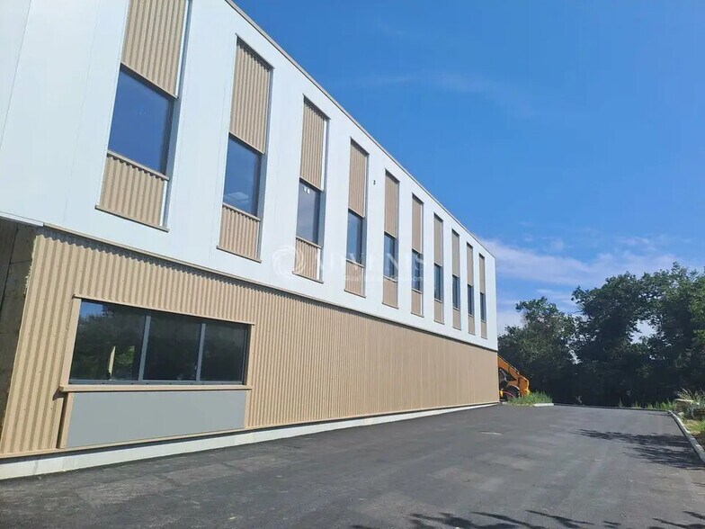 Flex in Carquefou for lease - Building Photo - Image 3 of 12