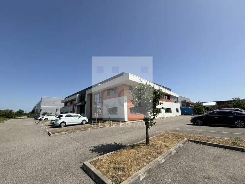 Office in Meyzieu for lease - Building Photo - Image 1 of 12