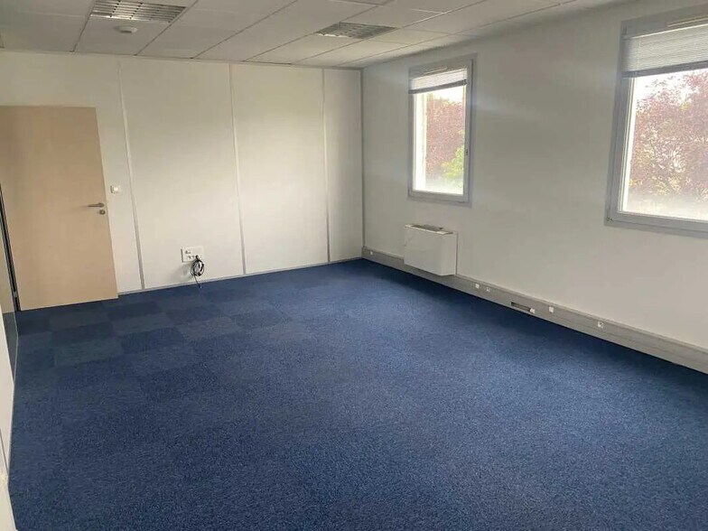 Office in Bron for sale - Interior Photo - Image 3 of 8