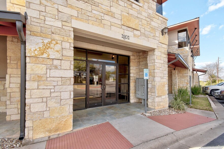 2802 Flintrock Trce, Austin, TX for lease - Building Photo - Image 2 of 41