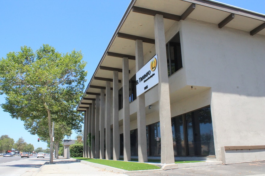 1415 E 17th St, Santa Ana, CA for lease - Building Photo - Image 1 of 17