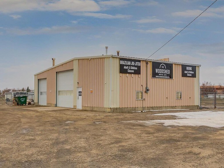 221 43 Ave E, Claresholm, AB for sale - Primary Photo - Image 1 of 1