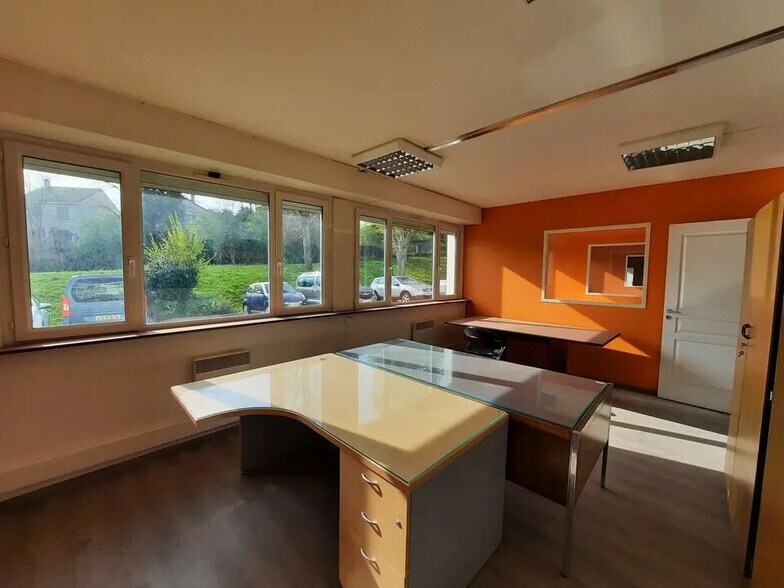 Office in Rouen for lease - Interior Photo - Image 2 of 10
