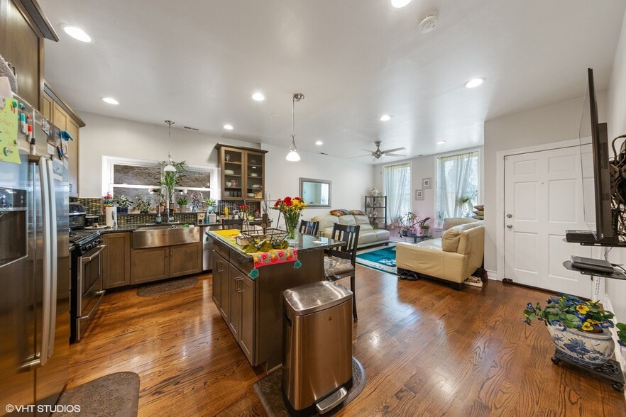 815 S Bell Ave, Chicago, IL for sale - Interior Photo - Image 3 of 39