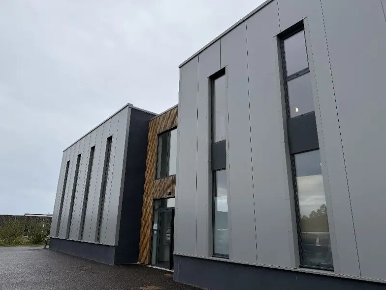 Flex in Martillac for lease - Building Photo - Image 1 of 5