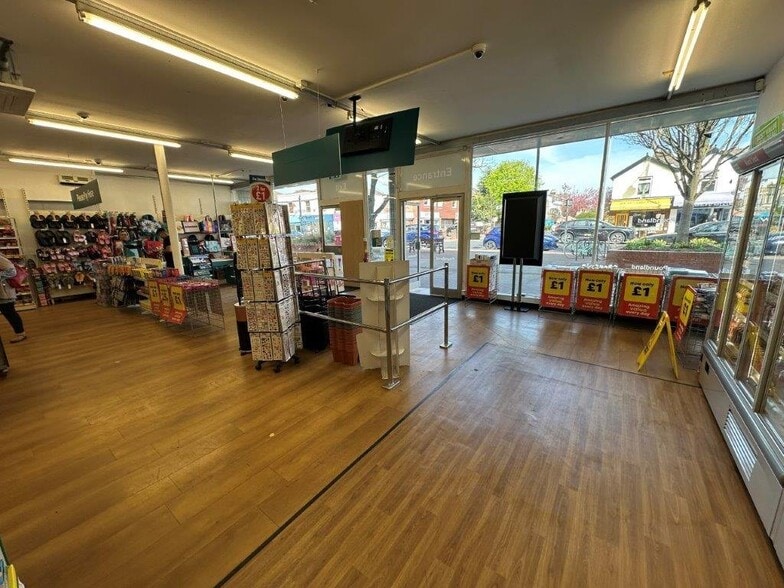 136 Walton Rd, East Molesey for lease - Interior Photo - Image 3 of 3