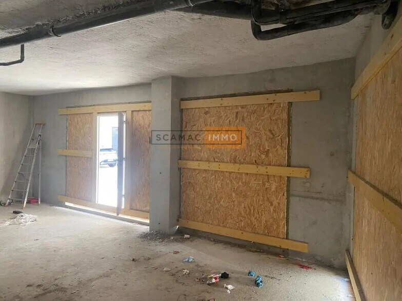 Retail in Toulon for lease - Interior Photo - Image 2 of 4