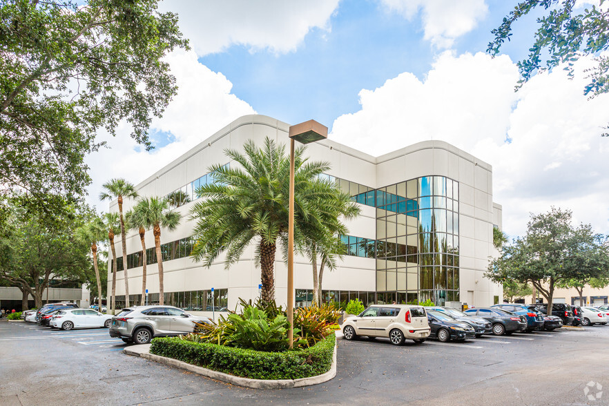 14361 Commerce Way, Miami Lakes, FL for lease - Building Photo - Image 1 of 18