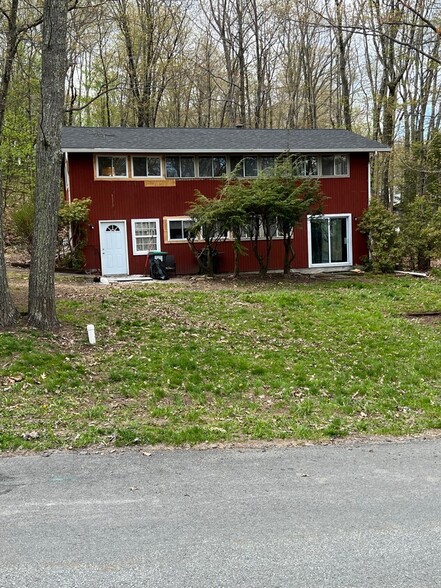 18 Seneca Road, Mount Pocono, PA for sale - Primary Photo - Image 1 of 1