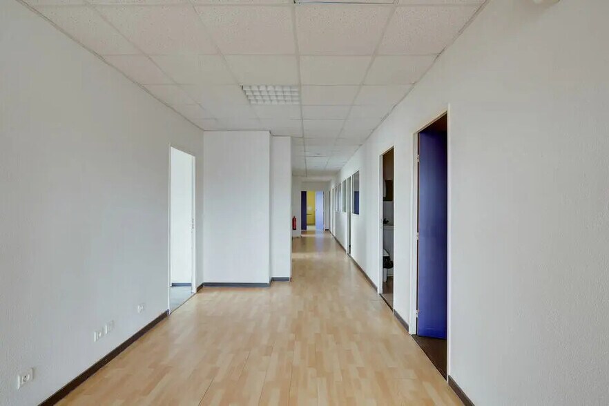 Office in Cenon for lease - Interior Photo - Image 3 of 16