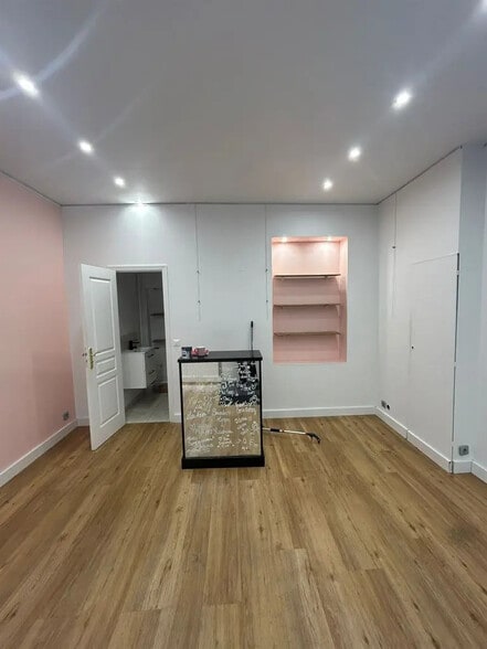 Retail in Paris for lease - Building Photo - Image 2 of 5