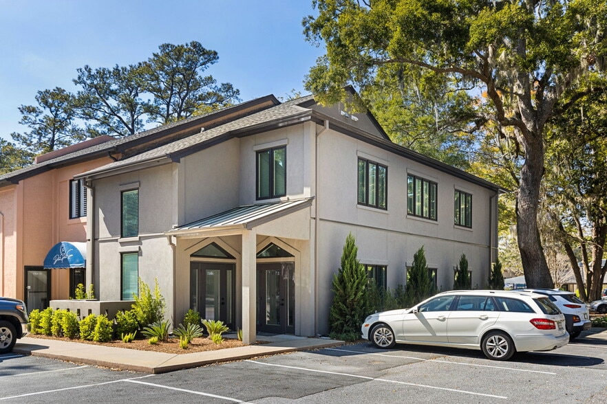 18 Executive Park Rd, Hilton Head Island, SC for lease - Building Photo - Image 1 of 3