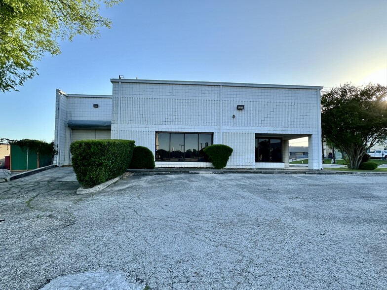 9914-9918 McCullough Ave, San Antonio, TX for lease - Building Photo - Image 1 of 18