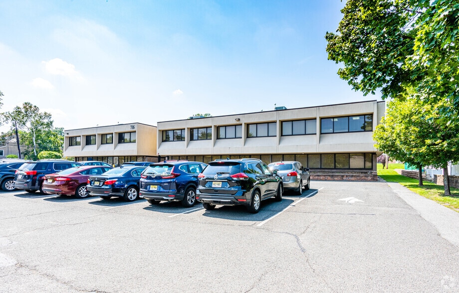 716 Broad St, Clifton, NJ for lease - Building Photo - Image 2 of 7